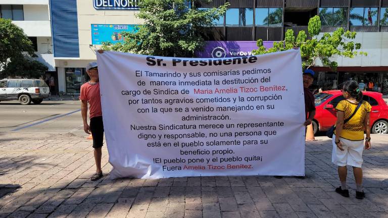 Pobladores de las comisarías de El Limón de los Ramos, La Campana y El Alto del Coyote, pertenecientes a El Tamarindo, llegaron con pancartas y una lona al Palacio Municipal