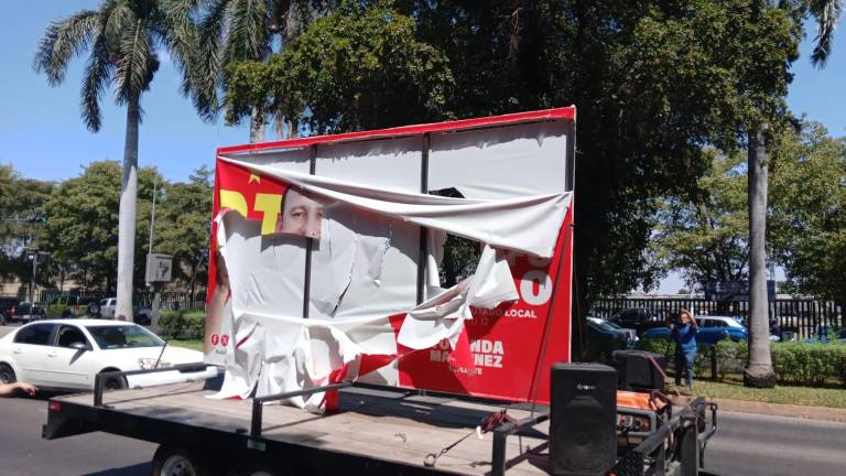 Una lona con el rostro y nombre del candidato del PT fue vandalizada en la manifestación de productores en Palacio de Gobierno.