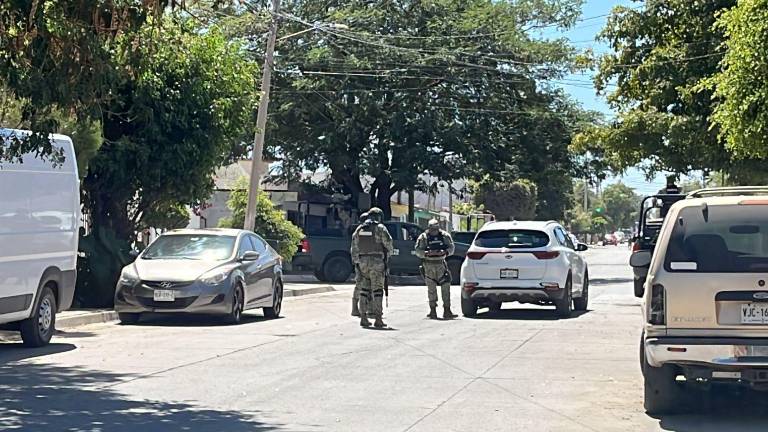 Camioneta abanadonada en la calle General Ángel Martínez, en la colonia 21 de Marzo.
