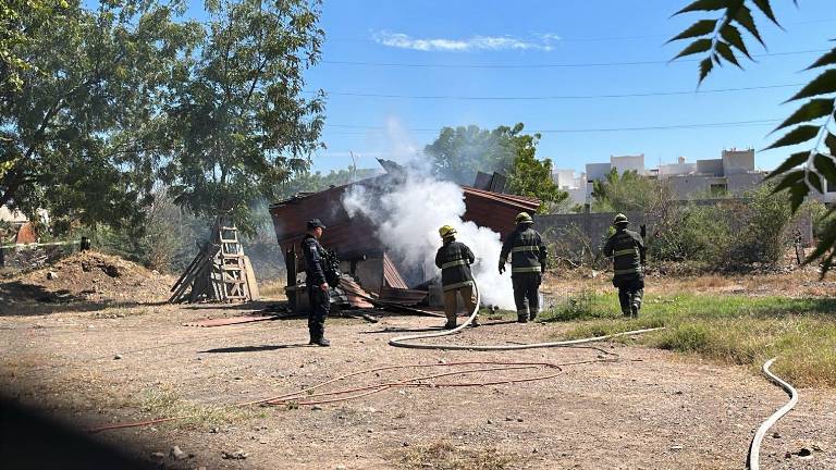 La casa se encuentra en medio de un terreno baldío, cerca del canal que está a espaldas de las instalaciones de la Feria Ganadera de Sinaloa.