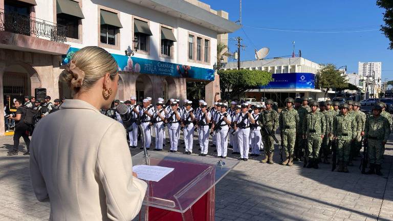La Alcaldesa encabezó el izamiento de la Bandera mexicana en el asta ubicada en la Plazuela República, frente al Palacio Municipal