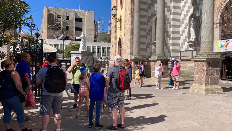 Una notable cantidad de visitantes tanto extranjeros como nacionales fueron los que se pudieron ver recorriendo distintos atractivos turísticos de Mazatlán.