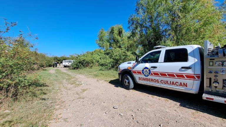 Los bomberos de Culiacán fueron los encargados de sacar el cuerpo a la superficie.