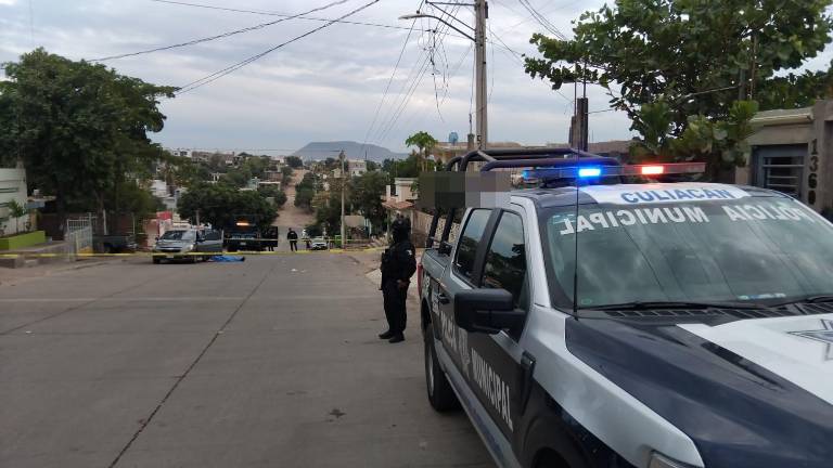 El cuerpo fue encontrado recostado al lado de su automóvil por la calle Constituyente Andrés Magallón.