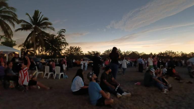 Escuinapenses vivieron el eclipse total de sol en la playa Punta de Granos.
