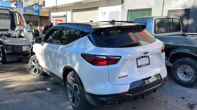 Civiles armados sufrieron un accidente en una camioneta Blazer blanca por el bulevar Diamante.