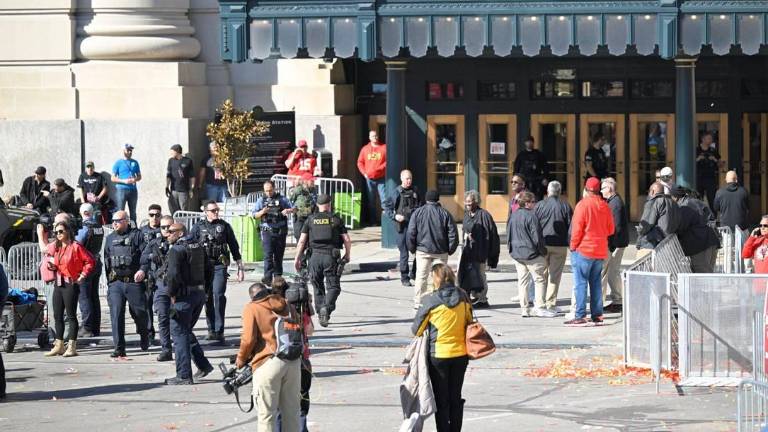 Policía y personal militar llegaron al Union Station, tras reporte de tiroteo.