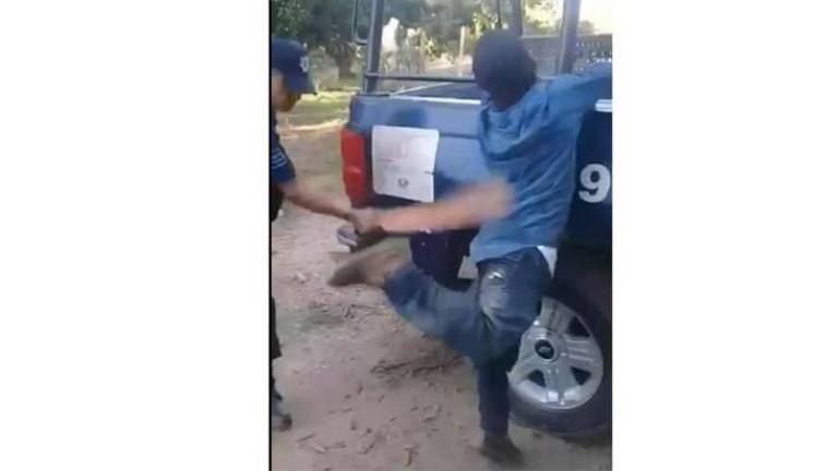 El video en cuestión muestra a un joven esposado a una patrulla con el número 3519 de la Policía Municipal de Escuinapa.