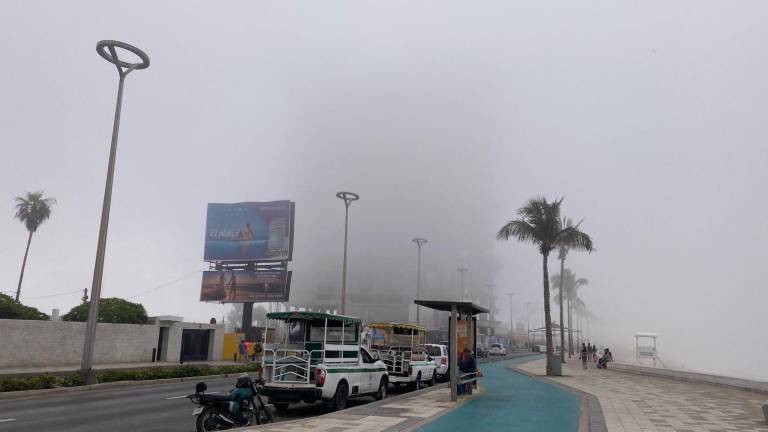 La neblina cubrió el área hotelera y fraccionamientos de la ciudad.