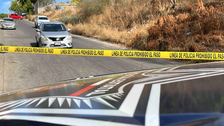 El ex agente fue sometido por civiles armados mientras circulaba con su hija en un vehículo Nissan Versa de color gris.