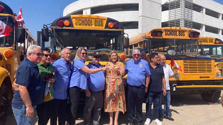 La Alcaldesa de Rosario recibió un autobús escolar para el municipio de Rosario.