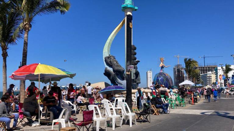 Llegan miles de personas al paseo costero para ver el primer desfile del Carnaval