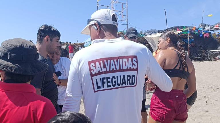 Dos hermanos fueron rescatados del Mar de Las Cabras cuando la corriente ya los llevaba a más de 100 metros de la orilla de playa.