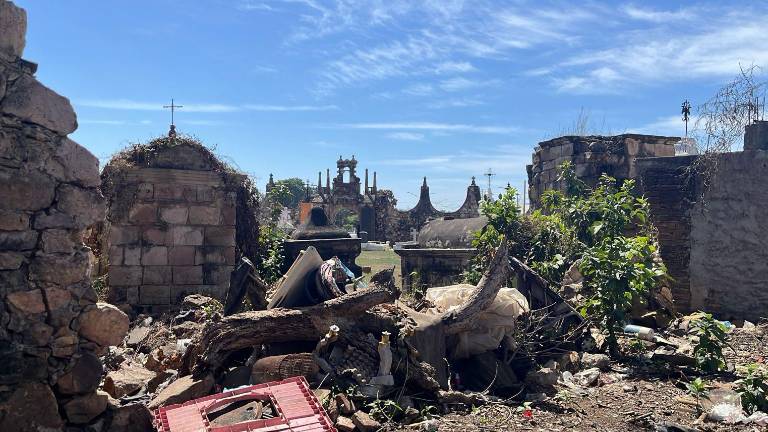 Van cinco administraciones municipales que ignoran el reclamo de la vecina del Panteón Español.