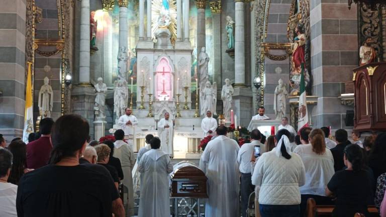 Despiden el cuerpo del Padre José de Jesús Aguilar en la Catedral de Mazatlán