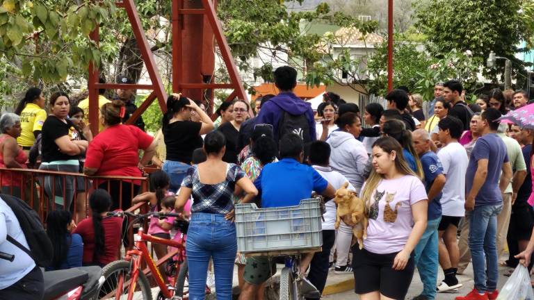 Una muchedumbre que se dio cita en la Laguana de El Iguanero para constatar la desaparición del menor.