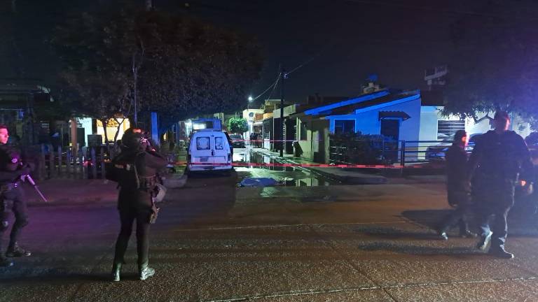 Los agentes de la Secretaría de Seguridad Pública Municipal encontraron sobre el pavimento al asesinado, en el fraccionamiento Puesta del Sol.