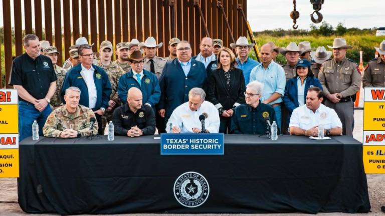 El gobernador de Texas, Greg Abbott promulgó en Brownsville, la ley SB 4.