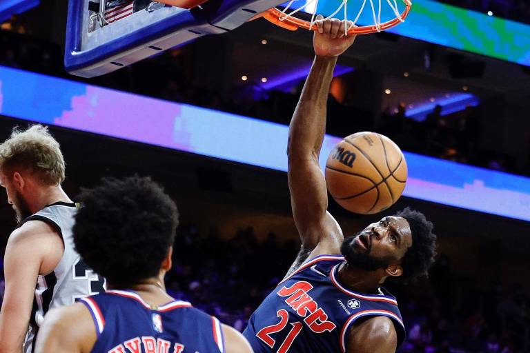 Sixers derrota a Spurs para consolidar sus aspiraciones de postemporada en la NBA