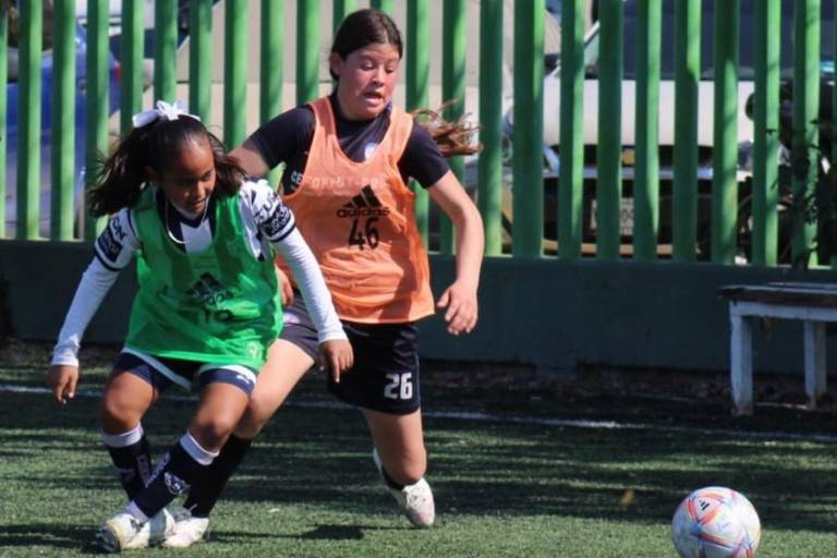 Futbolistas mazatlecas ponen a prueba su talento en la Academia Femenil FIFA-FMF
