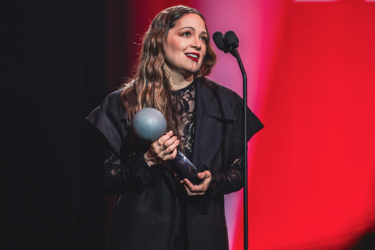 Arrasa Natalia Lafourcade en los Premios Rolling Stone En Español