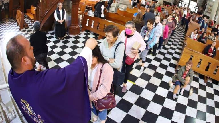 Fieles católicos de Mazatlán acudieron a tomar ceniza en la Catedral.