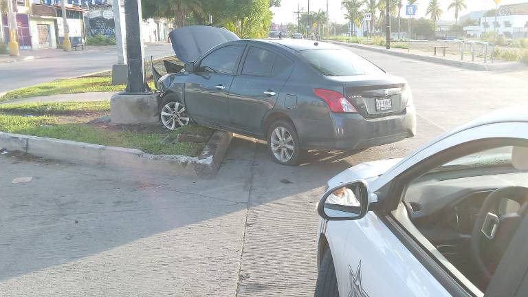 A pesar de los aparatosos daños en el vehículo, sus cuatro ocupantes resultaron ilesos y lograron salir por sus propios medios.