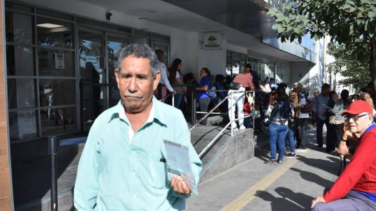 Acuden al Banco de Bienestar para recibir apoyos económicos en Culiacán