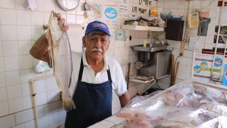 Juan Ramón Sarabia tiene poco más de 60 años de experiencia atendiendo el puesto de pescado del Mercado Municipal Miguel Hidalgo.
