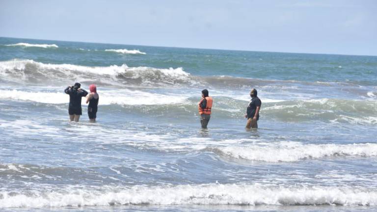 Rescatan a hombre que se ahogaba en playa de Ponce, en Eldorado