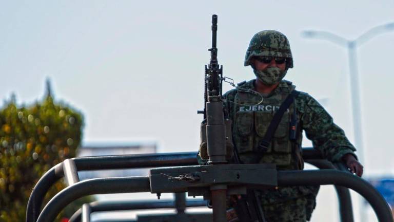 Elementos del Ejército Mexicano junto con policías del estado realizan recorrido.