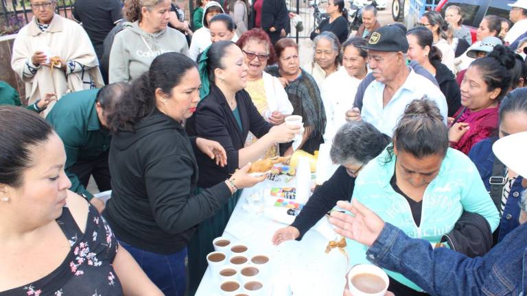 Este año, Diana Patricia Parra López y su familia brindaron un tamal de camarón o puerco y un vaso de atole de ciruela.
