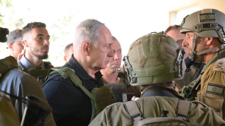 El Primer Ministro de Israel, Benjamin Netanyahu, visitó a puerta cerrada los kibutz de Beeri y Kfar Azza, a las afueras de Gaza.