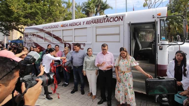 Camión de la Salud entregado este martes frente a Palacio Municipal.