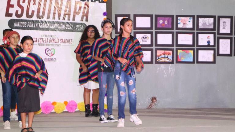 Estudiantes participan en Festival Cultural en el Teatro Severiano Moreno, en Escuinapa