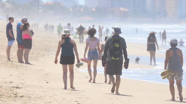 Las playas de Mazatlán han estado llenas de bañistas en este periodo vacacional.
