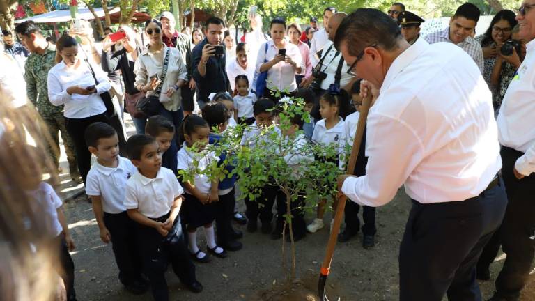 El Alcalde de Mazatlán plantó un árbol en el Jardín de Niños “Angela Lund Gómez”.