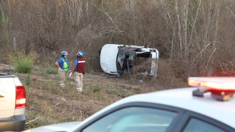 El accidente se reportó a los cuerpos de auxilio a las 17:00 horas, en el kilómetro 41+500 de la Autopista Mazatlán-Culiacán.