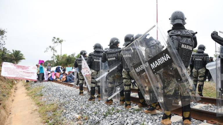Marinos desalojaron las vías del Interoceánico donde un grupo de ferrocarrileros protestaban para exigir al gobierno federal que cumpla con el proyecto de justicia social para los extrabajadores.