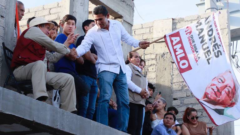 Simpatizantes y manifestantes ‘alborotan’ la llegada de AMLO a Culiacancito