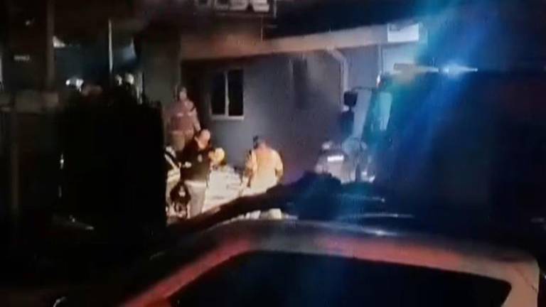 Los bomberos habían apagado la entrada carbonizada y humeante del club, según mostraron las imágenes de televisión.