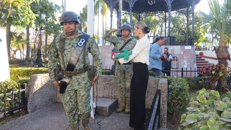 La Alcaldesa Estrella Palacios Domínguez realizó el izamiento de la Bandera nacional.
