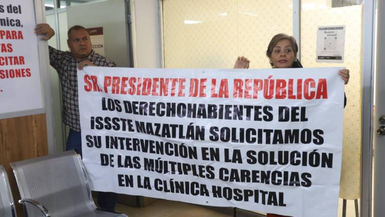 Trabajadores y derechohabientes del Issste se manifestaron en la clínica de Mazatlán.
