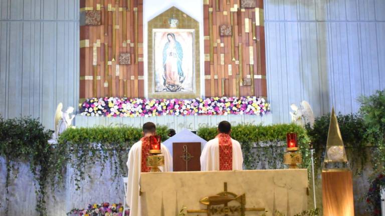 A las 23:00, los sacerdotes Joel Chaira López Córdova y Yovani Gómez Cruz presidieron una misa de agradecimiento para celebrar a la Virgen de Guadalupe.