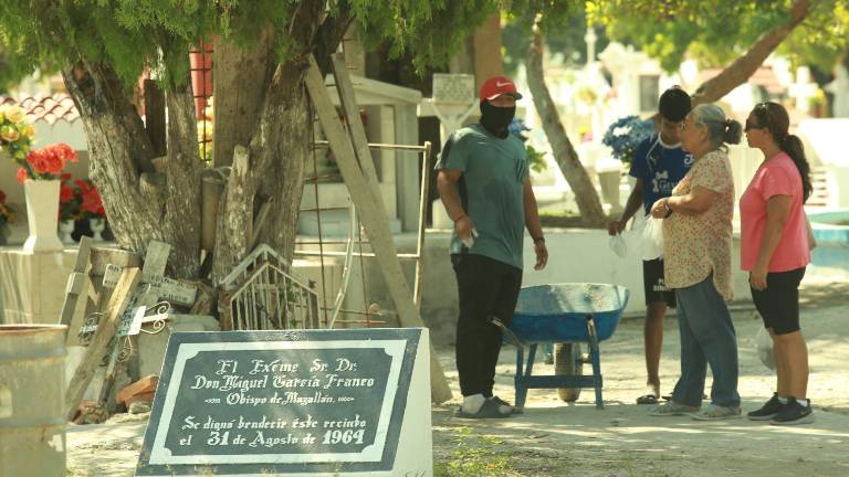 Algunas personas acuden desde este martes a limpiar las tumbas en los panteones de Mazatlán.
