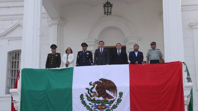 A las 10:00 de la mañana comenzó el Desfile de Banderas Históricas en la avenida Álvaro Obregón.