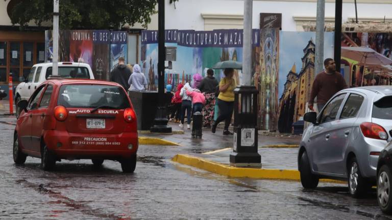 Pronóstico se cumple y cae lluvia en Mazatlán