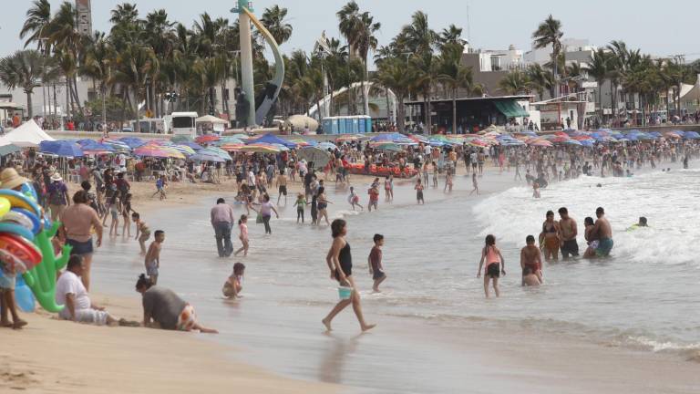 Conforme fue avanzando el día se fue incrementando la cantidad de personas en las playas.