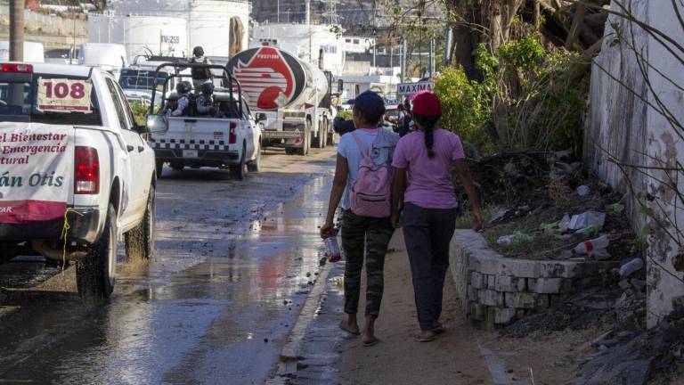 Habitantes de comunidades rurales de Acapulco caminan hasta hallar señal para hablar con sus familias