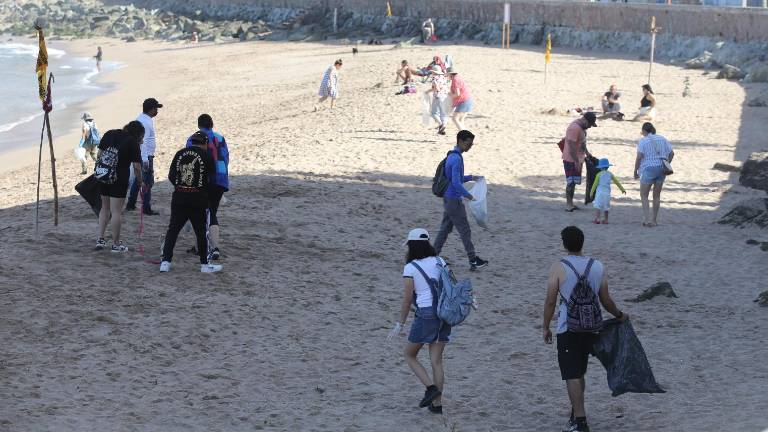 Fueron poco más de 40 personas presentes que recolectaron diferentes tipos de objetos en la playa de Olas Altas.